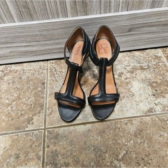 GIVENCHY T Strap Trim Leather Sandal/Heel - Picture 5 of 12